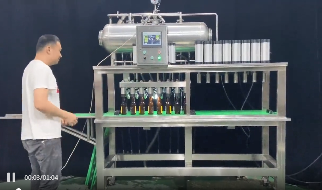 八頭玻璃瓶啤酒灌裝機(jī)試機(jī)！精釀啤酒灌裝壓蓋一體機(jī)—?dú)g迎咨詢！